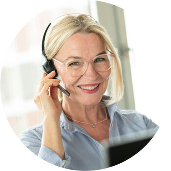 freundliche ServiceCenter Mitarbeiterin