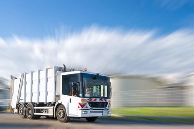 ein Müllfahrzeug fährt