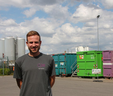 Junger Mann vor Container