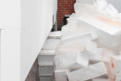 Styroporstücke liegen durcheinander